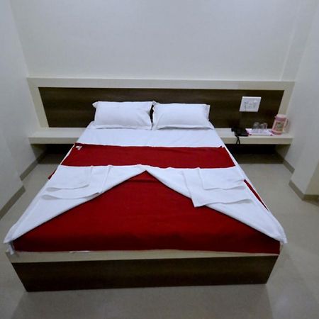 Hotel S S Palace Shirdi Eksteriør bilde