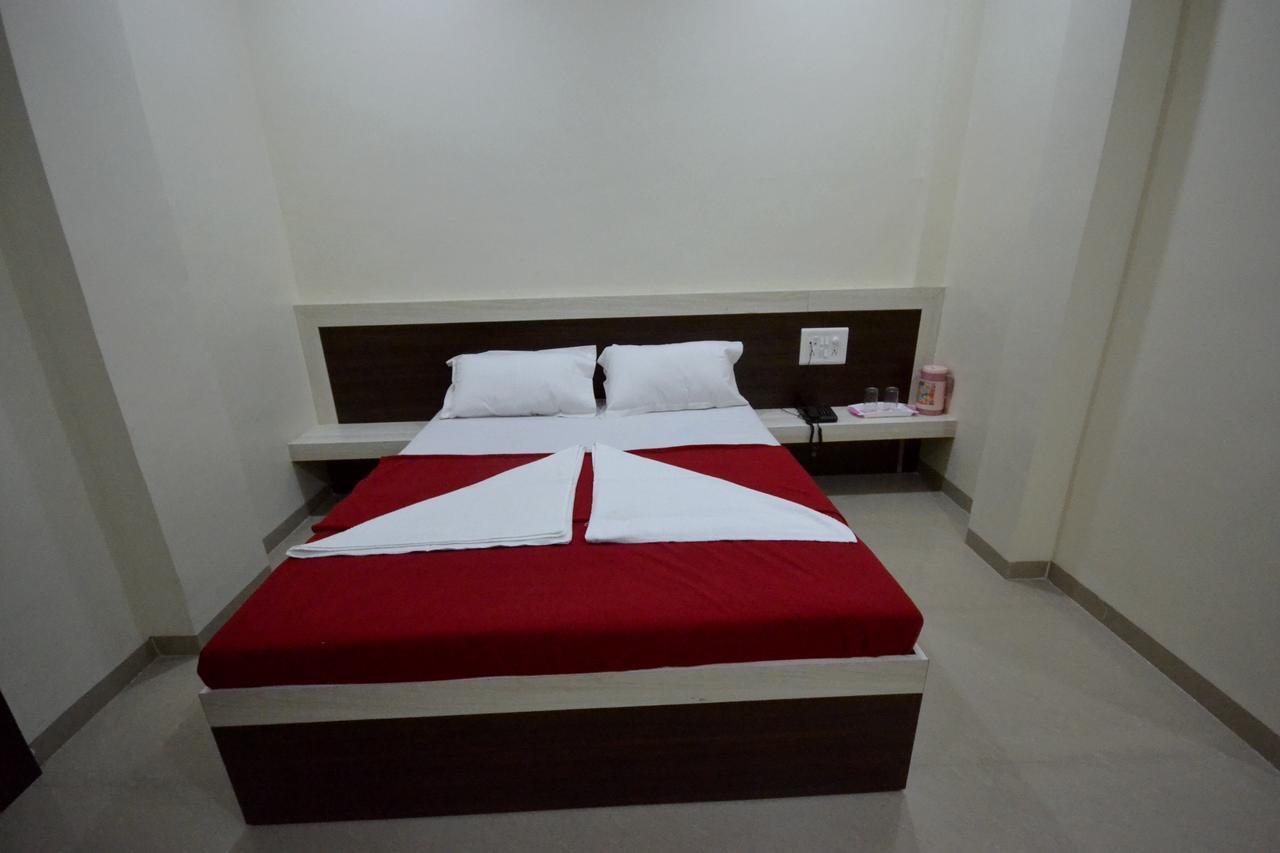 Hotel S S Palace Shirdi Eksteriør bilde